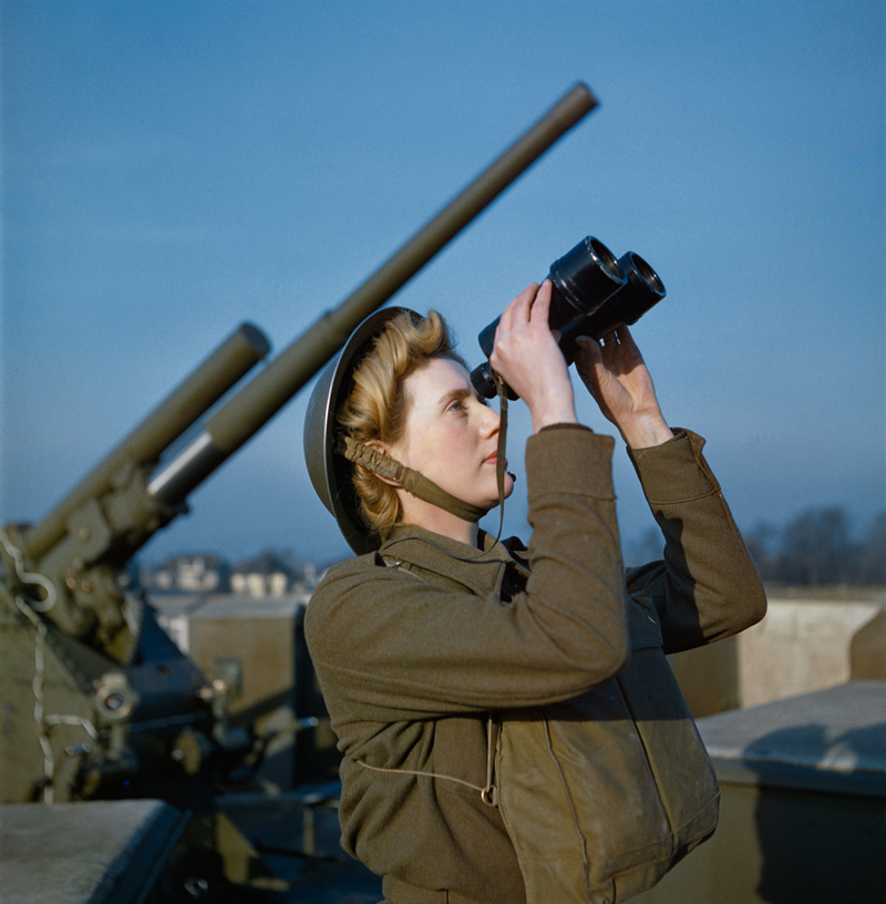 An Auxiliary Territorial Service (ATS) ‘spotter’ at a 3.7-inch anti-aircraft gun site, December 1942. (Image: IWM)